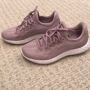 NIKE running shoe, size 5.5